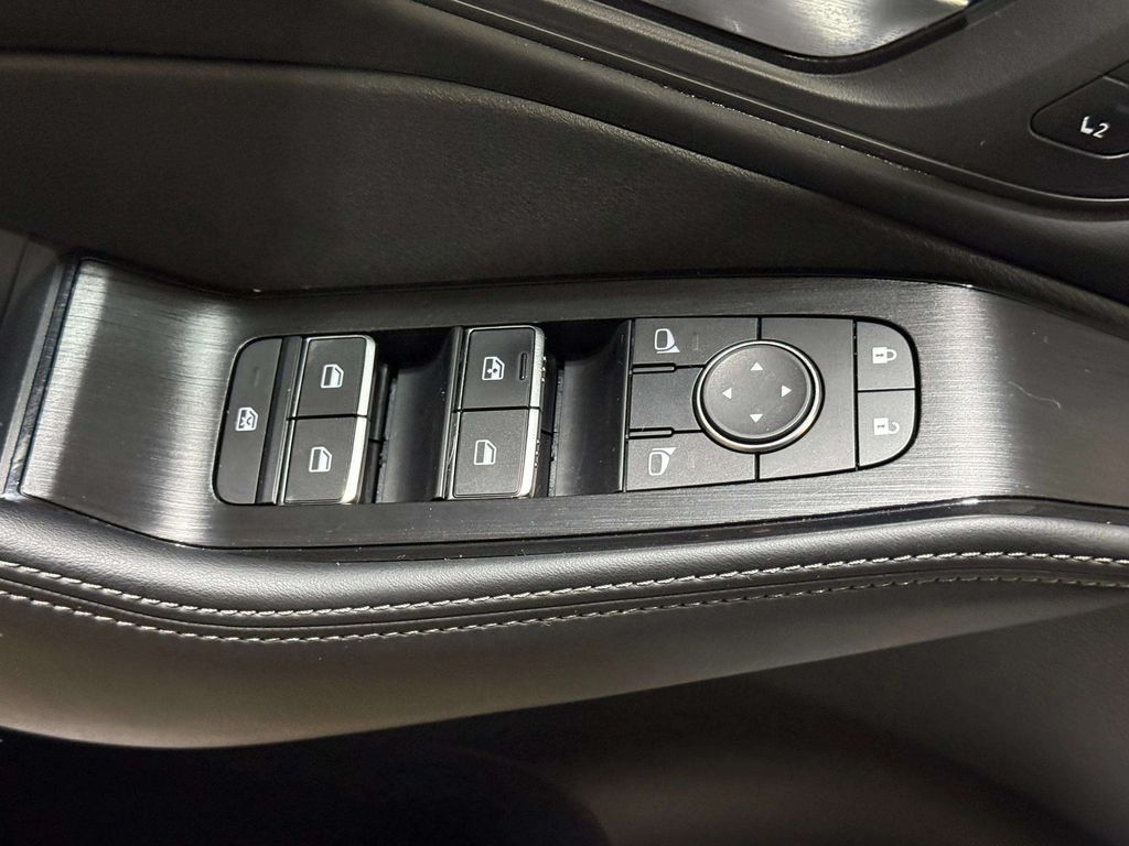 Certified Used 2023 Pearl White Tricoat/Super Black Nissan SL image 17