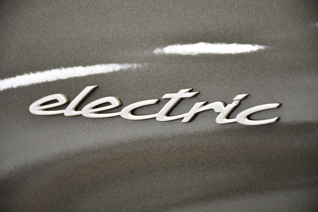 Thumbnail: 2025 Porsche Macan - 12