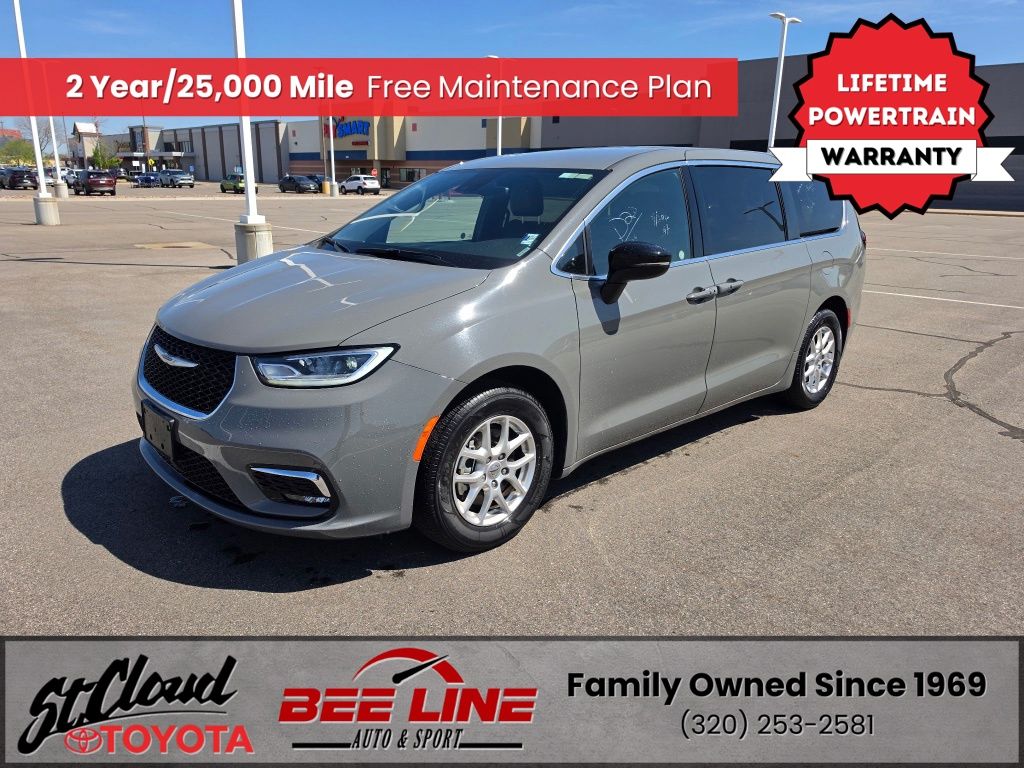 2025 Chrysler Pacifica Select's photo