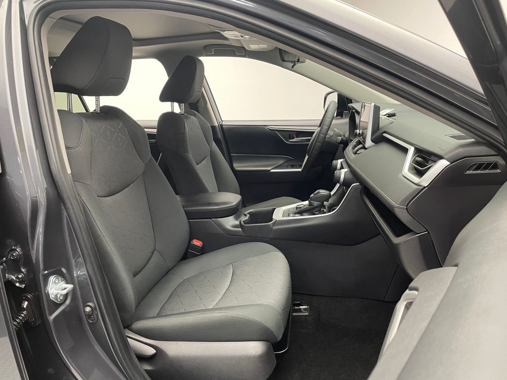 2024 Toyota RAV4 XLE 18
