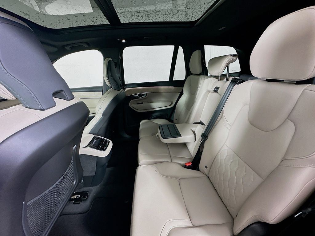 2026 Volvo XC90 Plus - Photo 17