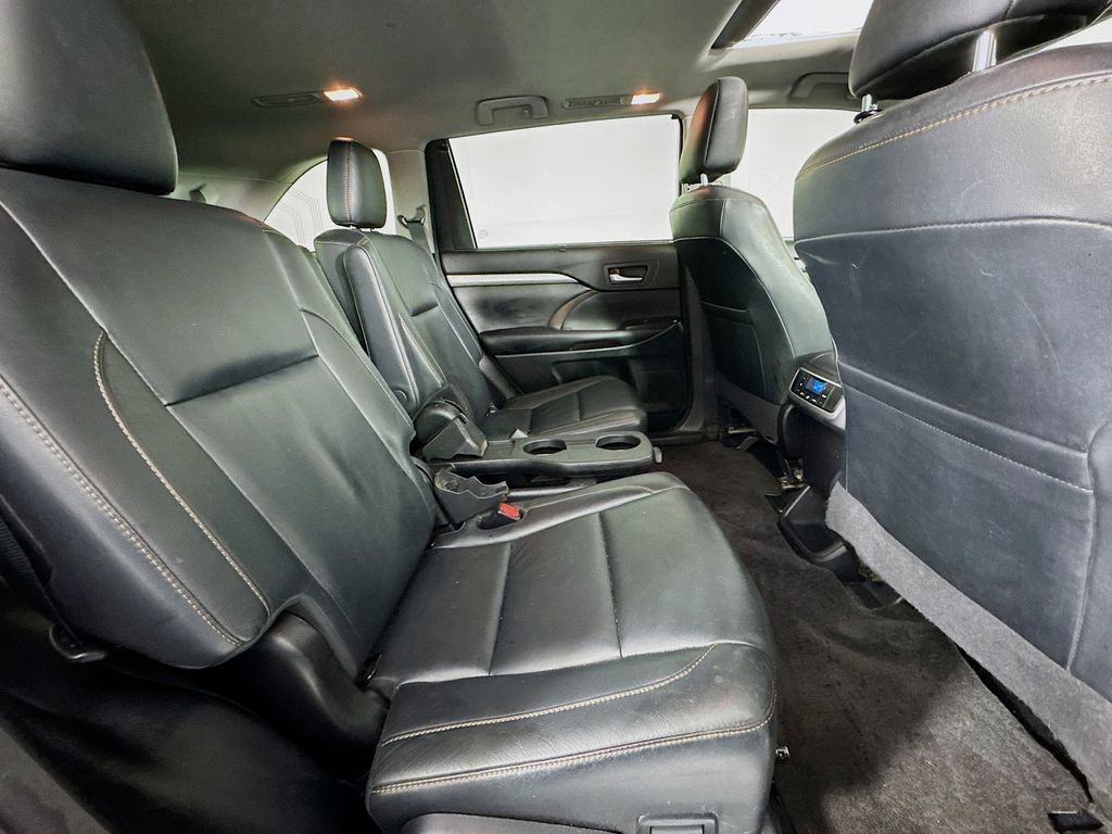 Used Car 2018 Toyota Highlander  Xle For Sale Under $25,000 In Austin, Texas