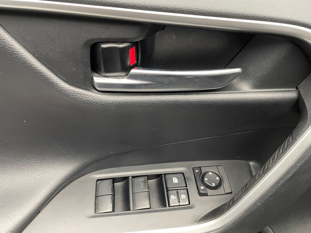 Thumbnail: 2020 Toyota RAV4 - 10