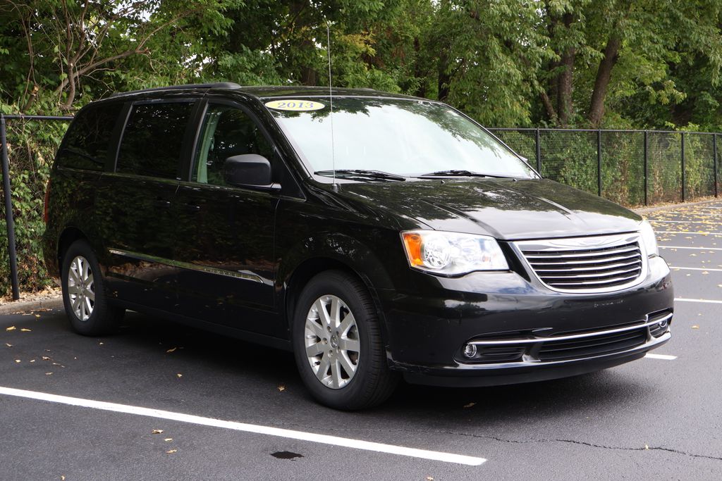 Thumbnail: 2013 Chrysler Town & Country - 10