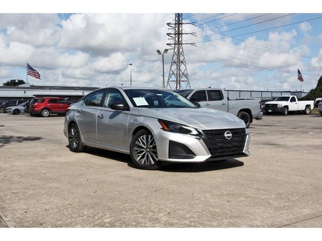 Brilliant Silver Metallic 2025 Nissan Altima Sedan Front-Wheel Drive Continuously Variable Transmission