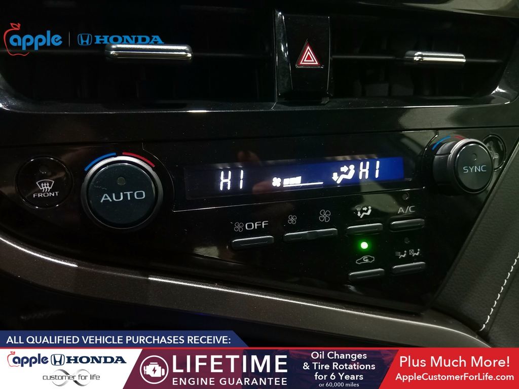 2022 Toyota Camry SE Hybrid