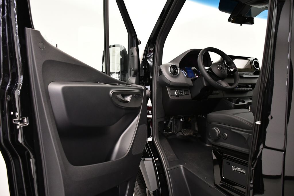 Thumbnail: 2025 Mercedes-Benz Sprinter - 23