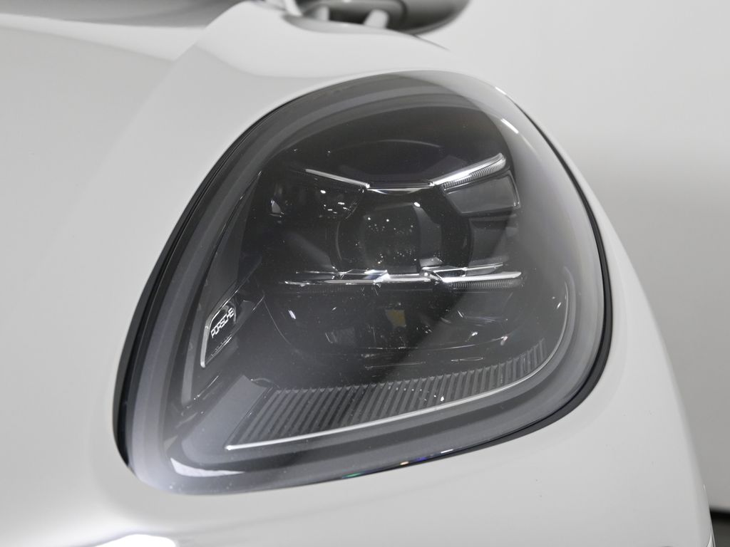 Thumbnail: 2022 Porsche Macan - 11