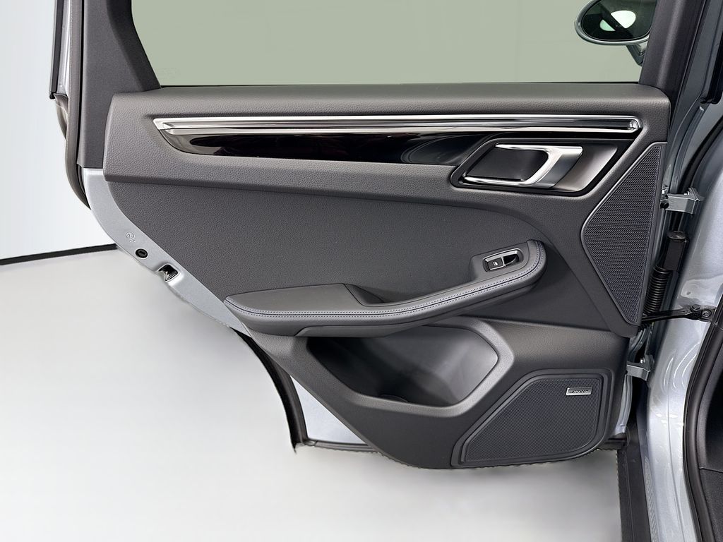 Thumbnail: 2026 Porsche Macan - 27