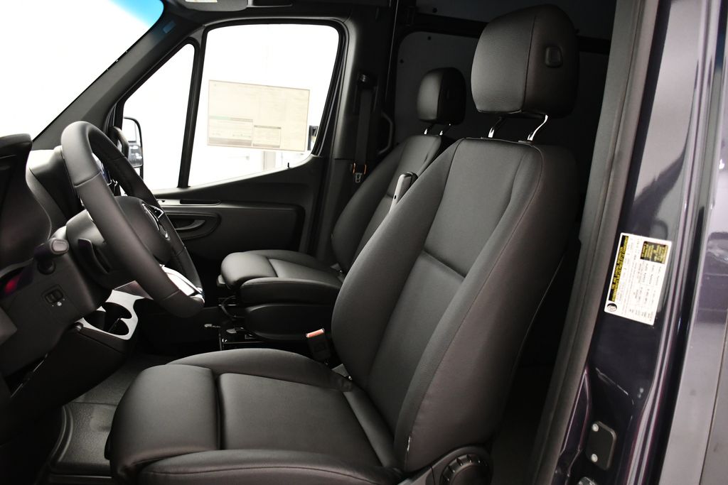 2025 Mercedes-Benz Sprinter 2500 32