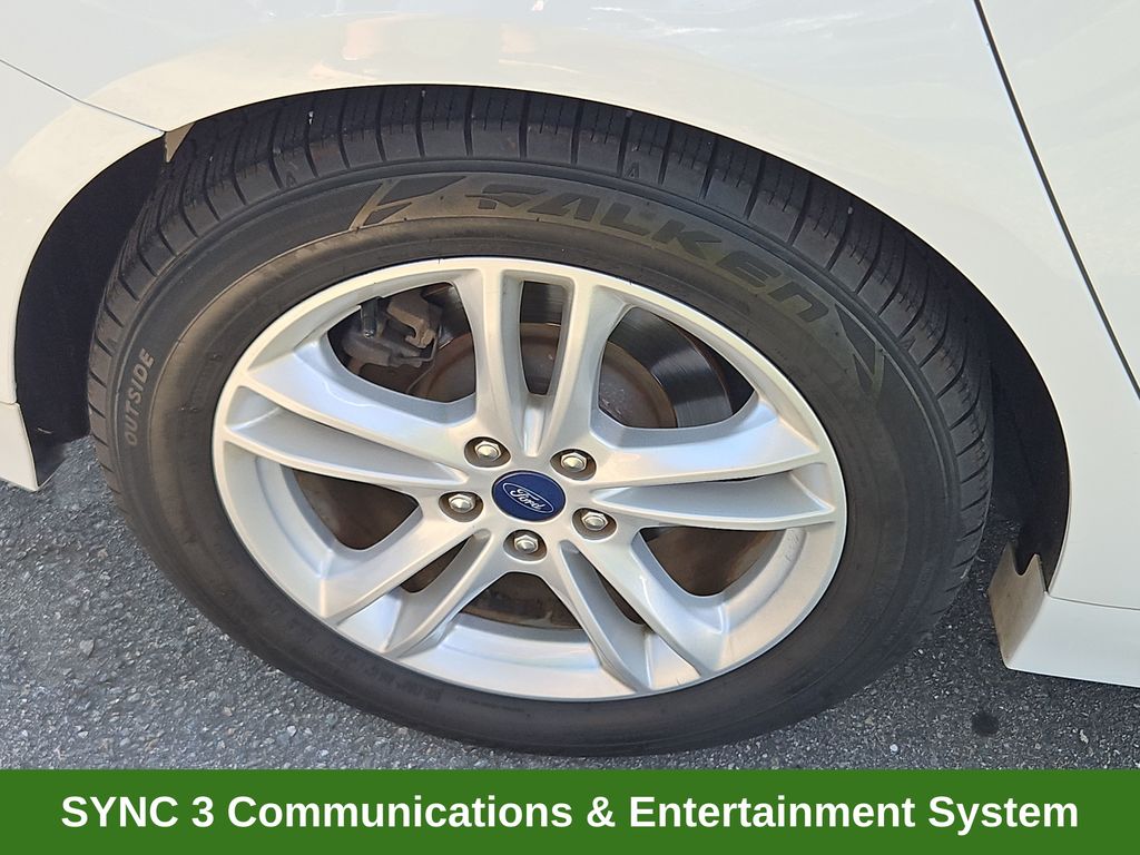 2018 Ford Fusion SE White at Matthews Motors of Wilmington