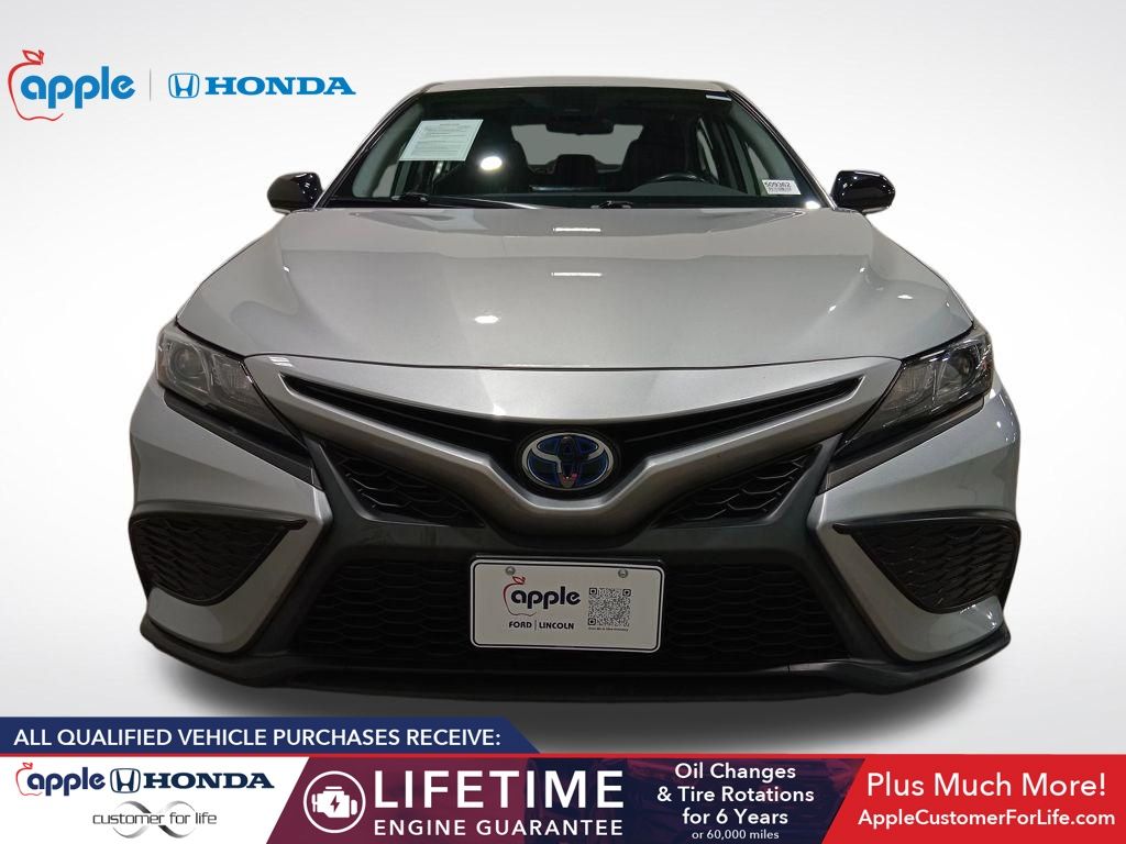 2022 Toyota Camry SE Hybrid