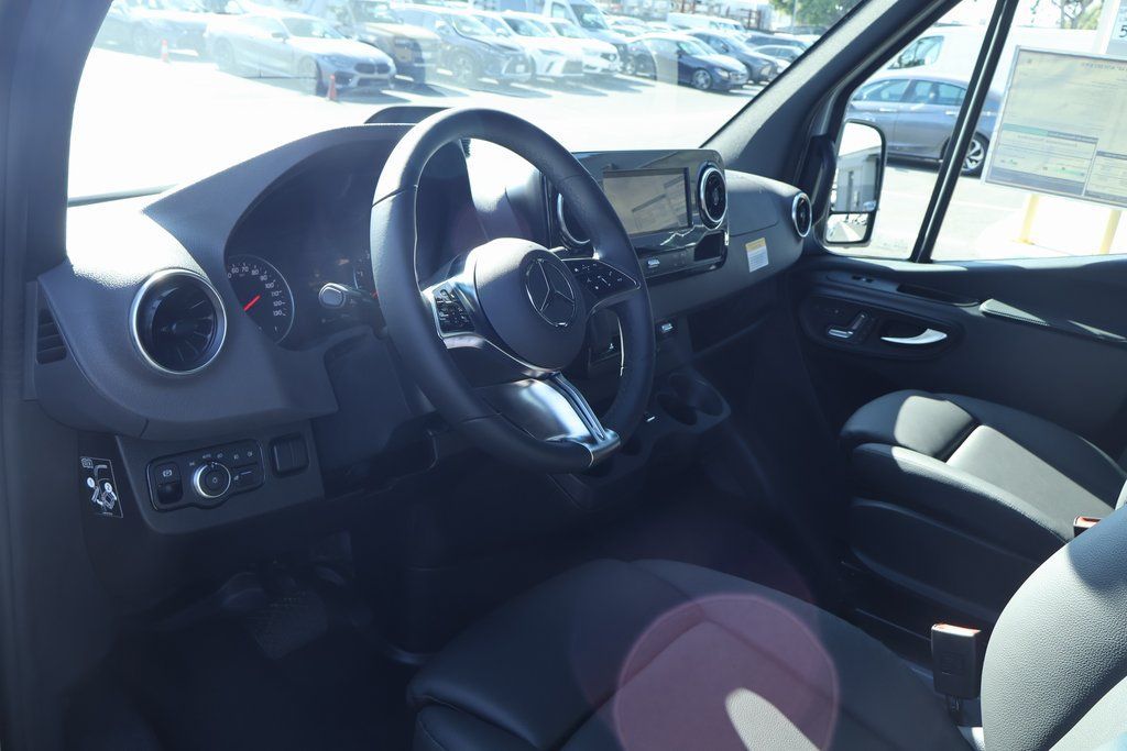 Thumbnail: 2025 Mercedes-Benz Sprinter - 3