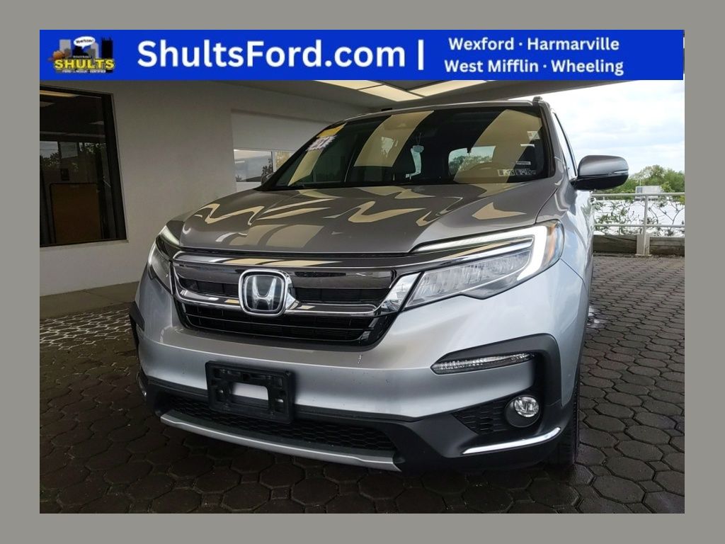 2021 Honda Pilot Touring AWD with Rear Captains Chairs