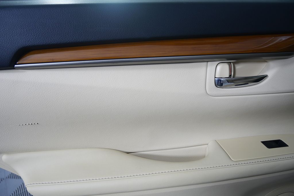 Thumbnail: 2013 Lexus ES - 12