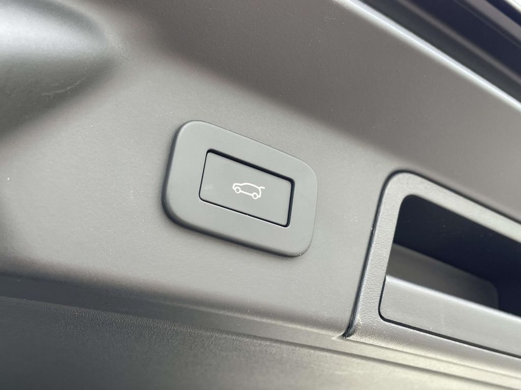 New 2026 Black Land Rover Dynamic SE image 19