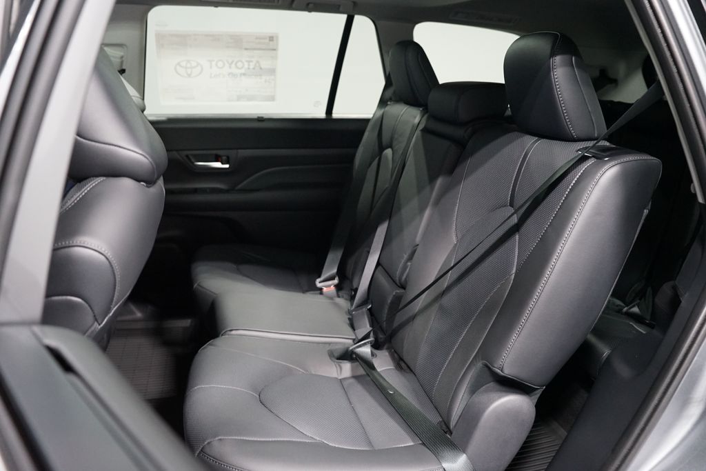 Thumbnail: 2025 Toyota Grand Highlander - 30