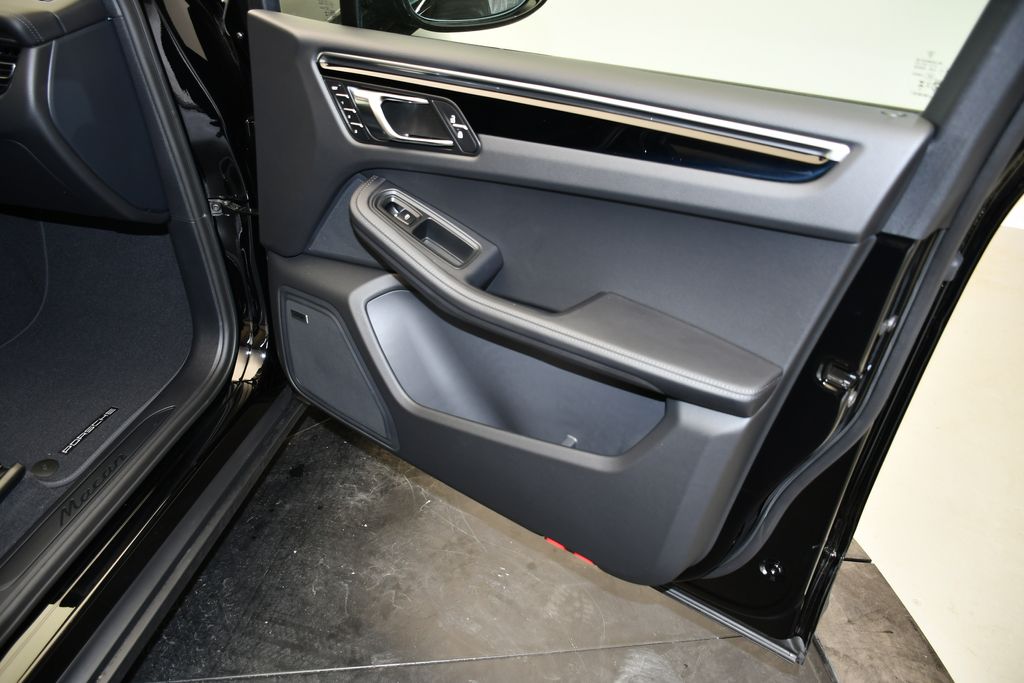 Thumbnail: 2026 Porsche Macan - 24