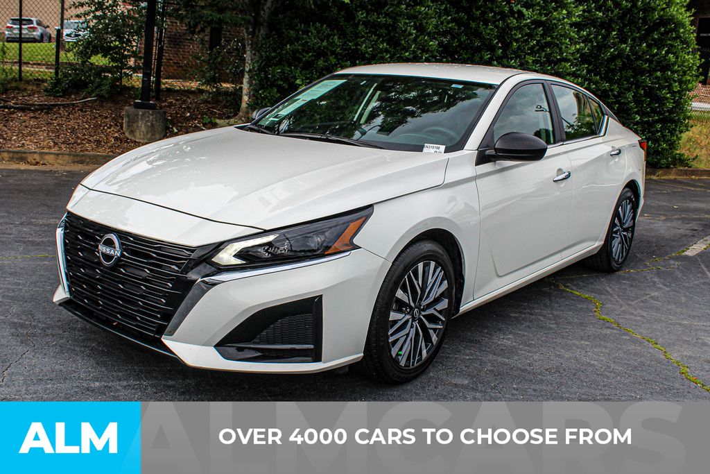 Used 2025 White Nissan 2.5 SV image 2