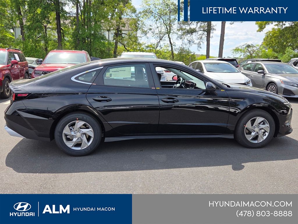 New 2026 Black Hyundai SE image 8
