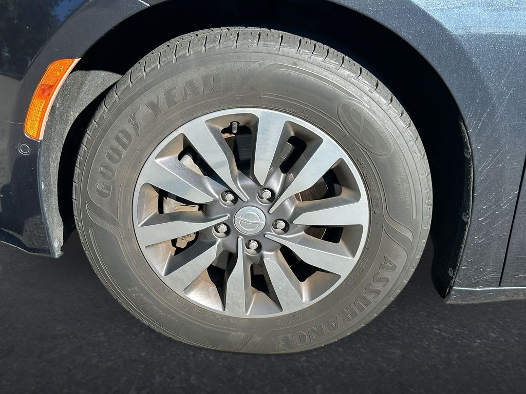 Thumbnail: 2019 Chrysler Pacifica - 10