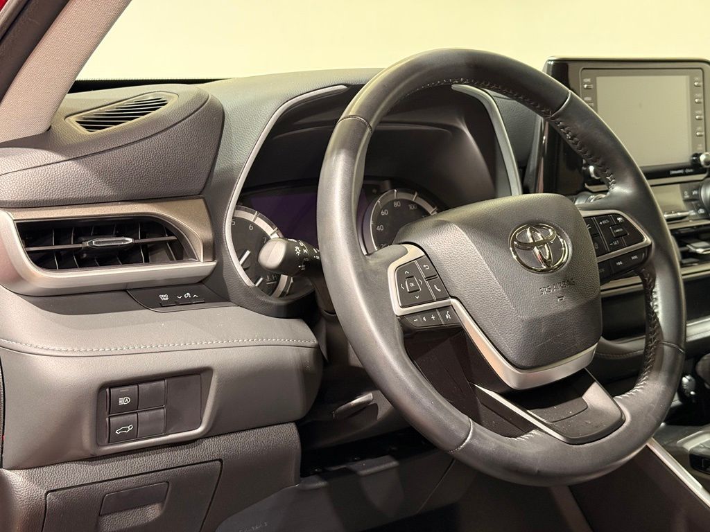 Thumbnail: 2022 Toyota Highlander - 17