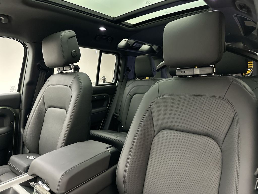 2025 Land Rover Defender 110 10
