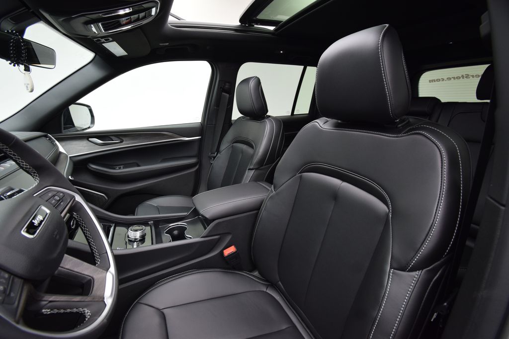 new 2026 Jeep Grand Cherokee car, priced at $51,400