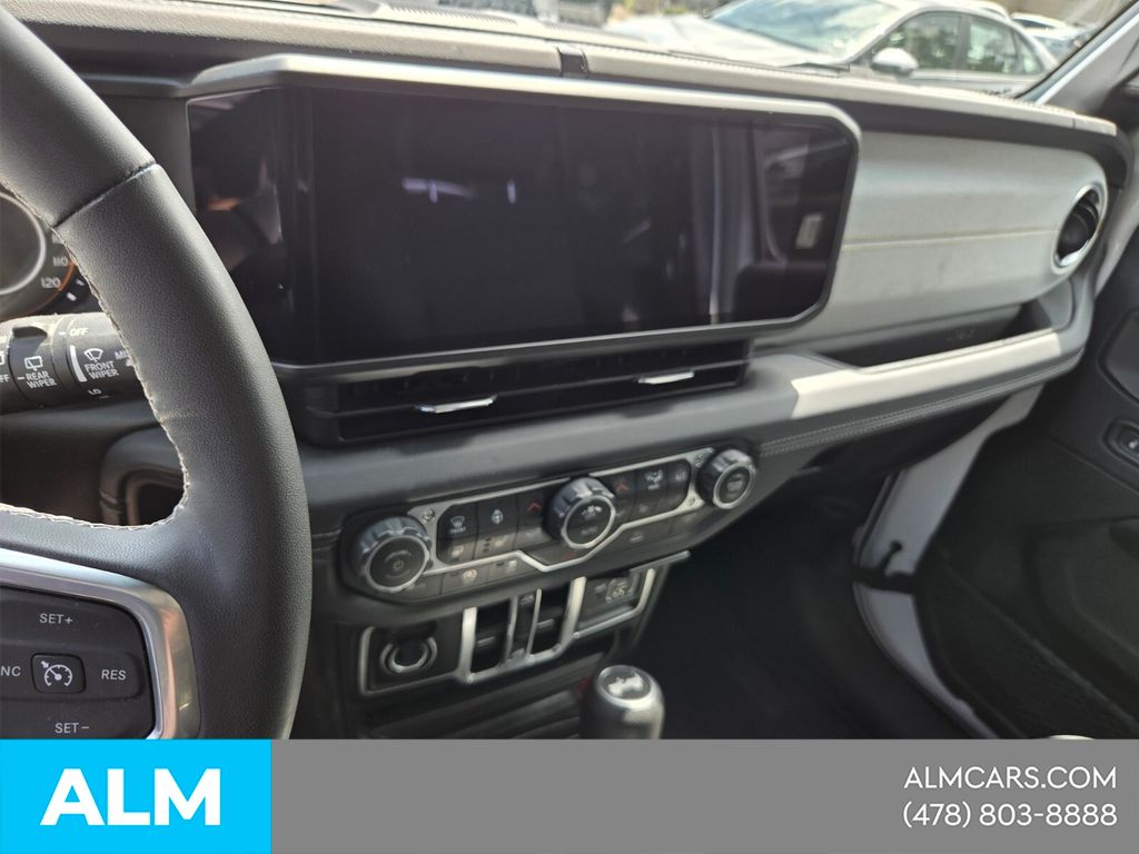 Used 2025 White Jeep Sahara image 19