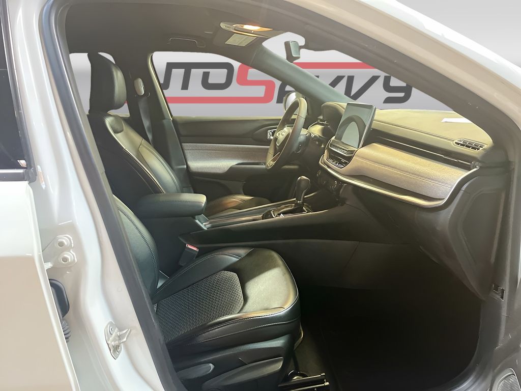 Used 2024 White Jeep Latitude image 26