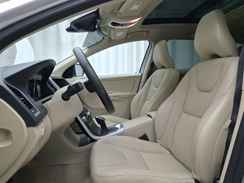 Thumbnail: 2016 Volvo XC60 - 13