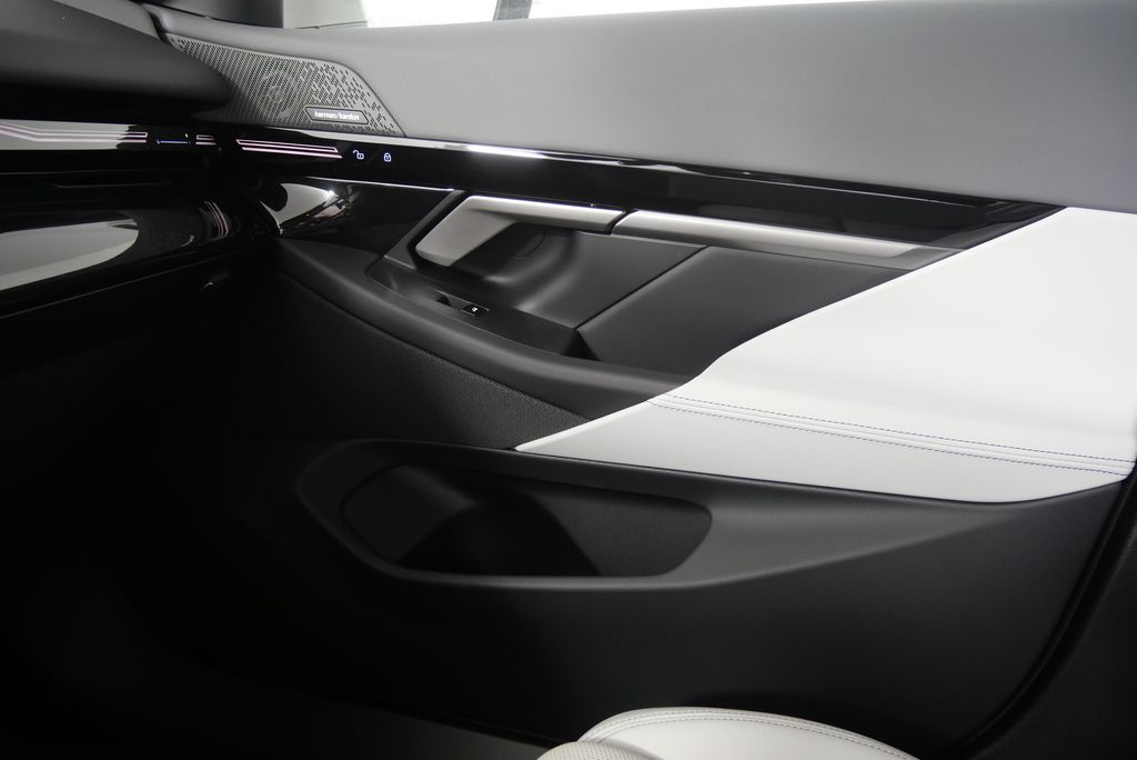 2025 BMW 5 Series 530i 24
