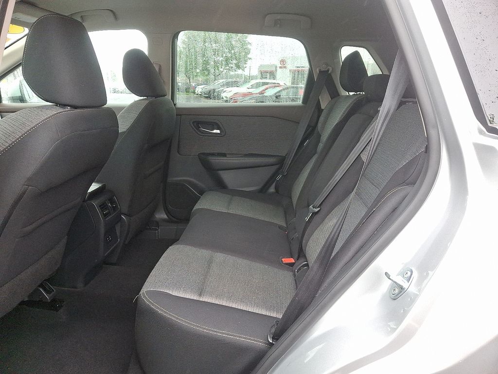 2021 Nissan Rogue SV 10