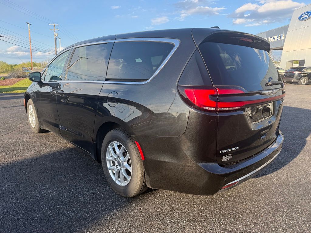 2023 Chrysler Pacifica Touring L - 2
