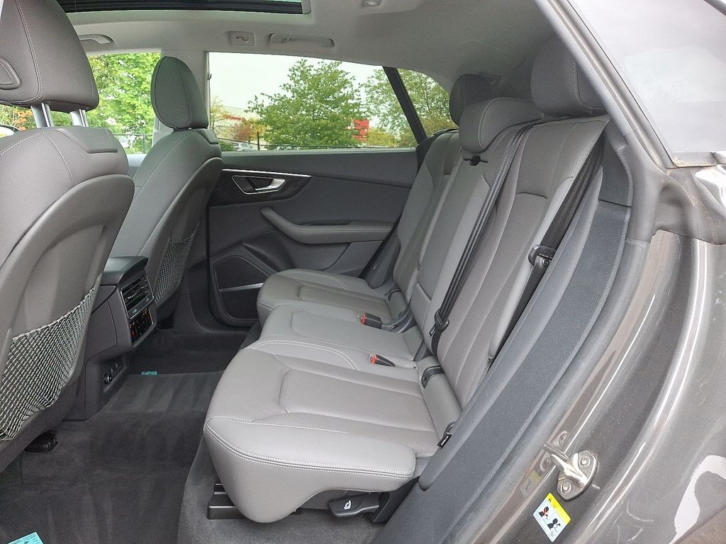 Thumbnail: 2022 Audi Q8 - 10