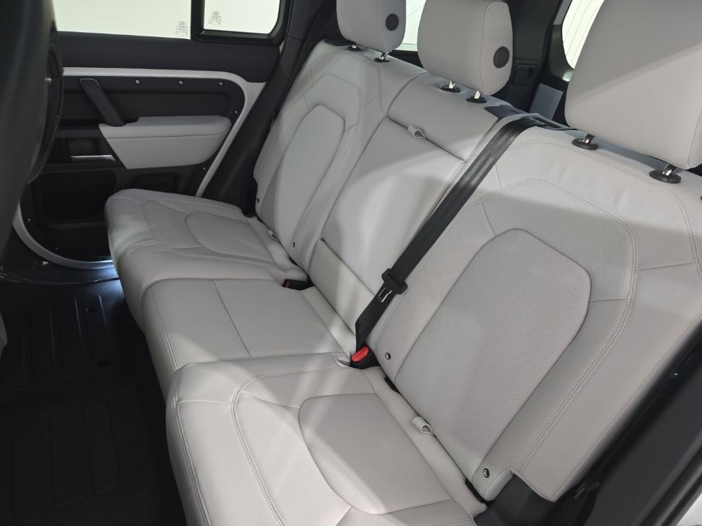 New 2026 White Land Rover X-Dynamic SE image 27