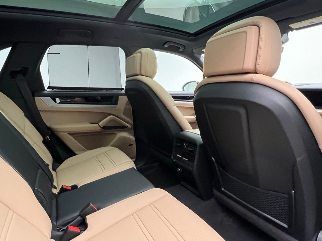Thumbnail: 2026 Porsche Cayenne - 16