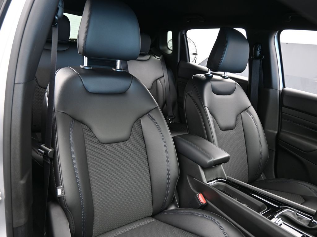 New 2026 silver zynith metallic clearcoat Jeep Latitude image 38