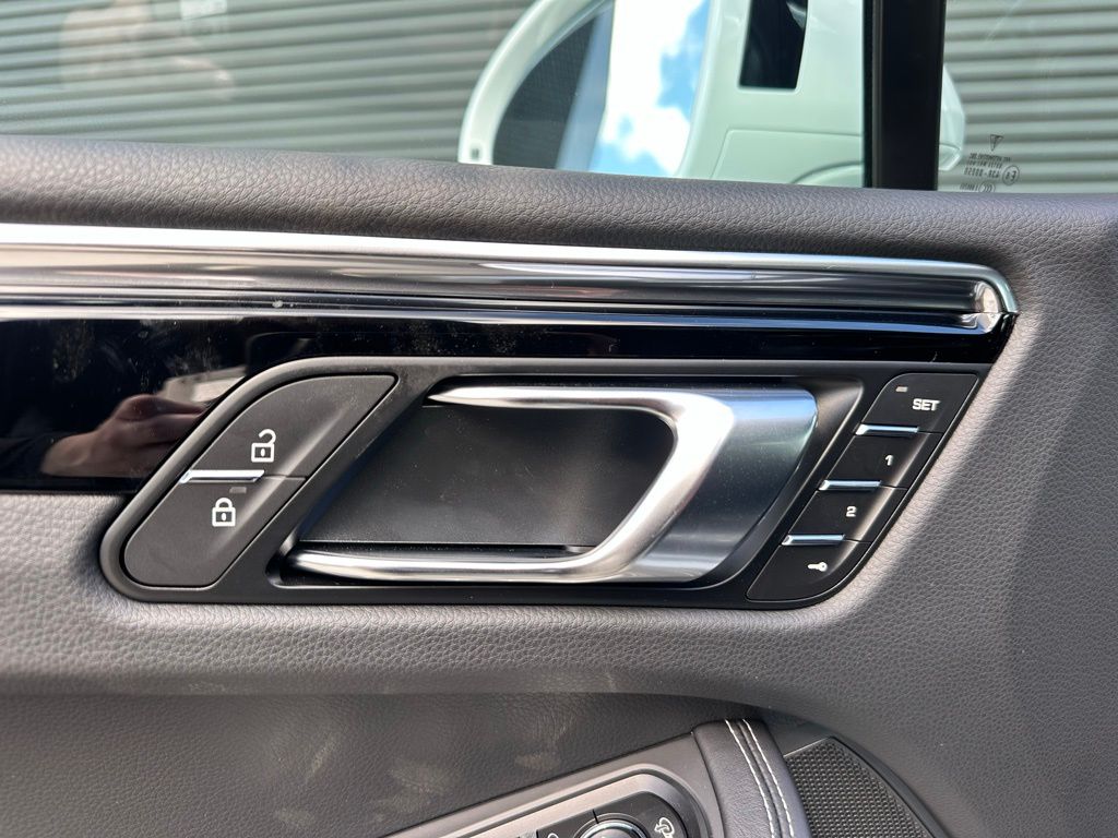 Thumbnail: 2026 Porsche Macan - 21