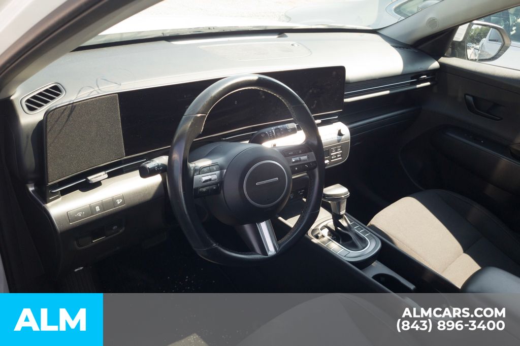 Used 2025 White Hyundai SEL image 6