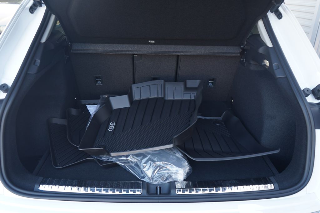 Thumbnail: 2026 Audi Q3 - 11