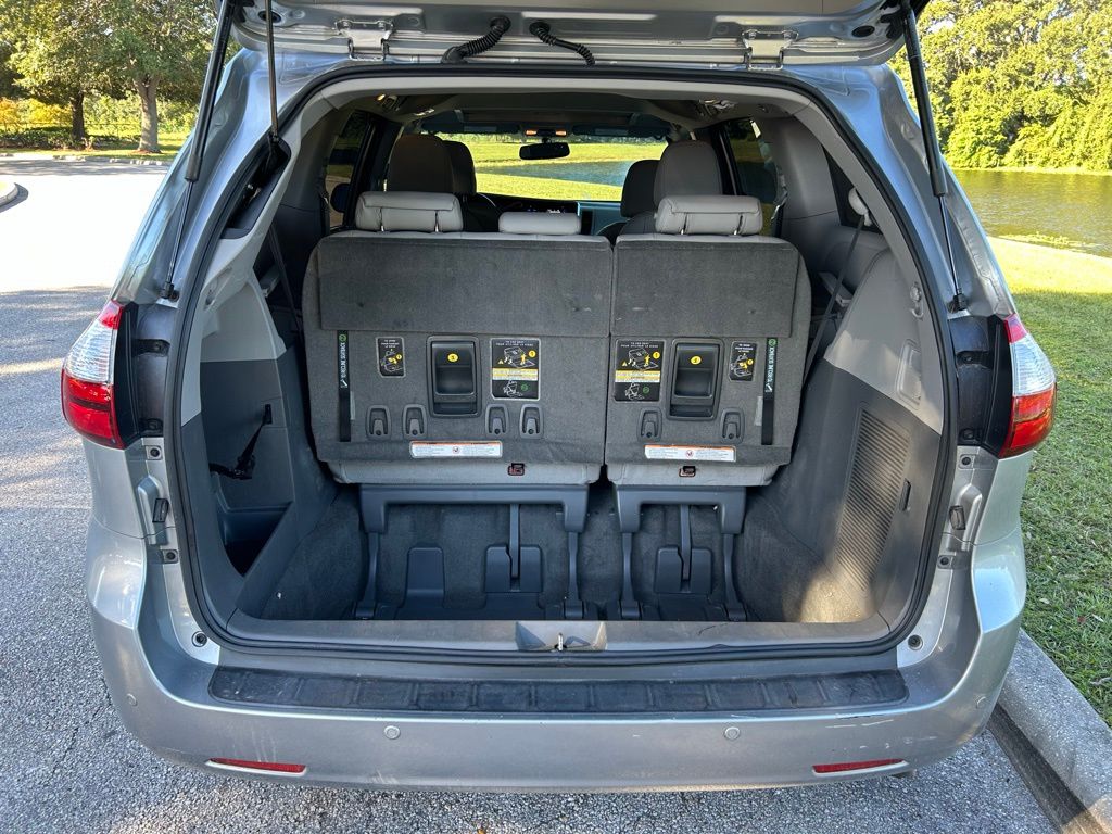 Thumbnail: 2017 Toyota Sienna - 10