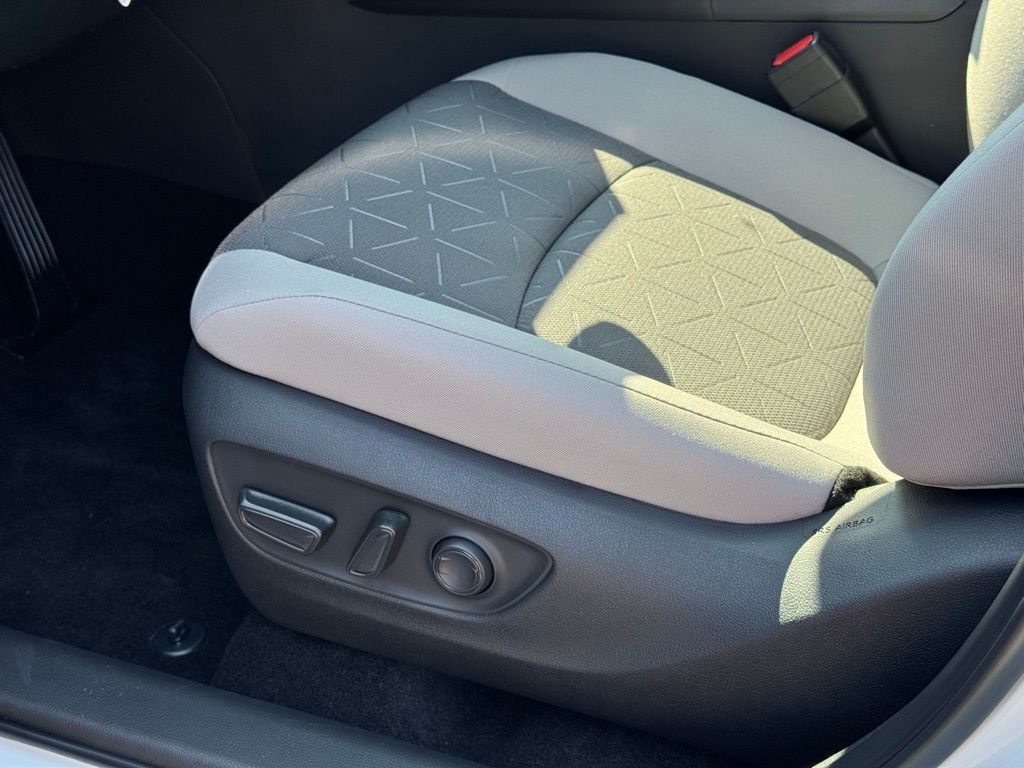 2025 Toyota RAV4 XLE photo 17