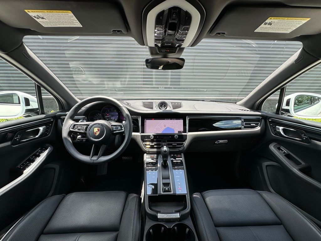 2025 Porsche Macan  32