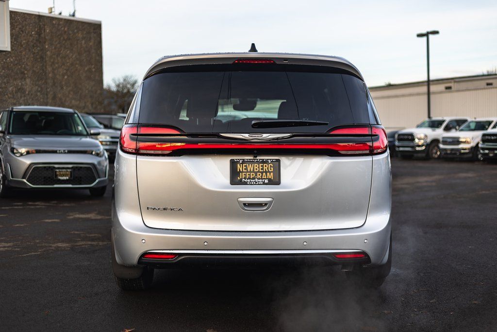 2026 Chrysler Pacifica Select thumbnail 8