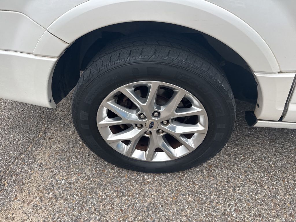 2017 White Platinum Metallic Tri-Coat Ford Expedition EL Limited RWD SUV