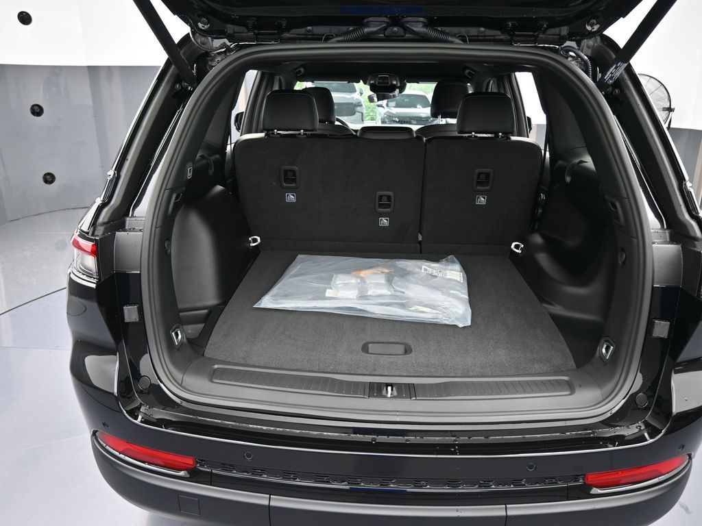 New 2025 Diamond Black Crystal Pearlcoat Jeep Altitude image 32