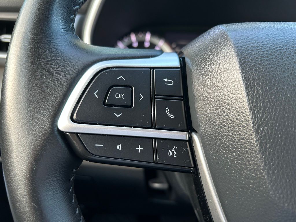 Thumbnail: 2023 Toyota Highlander - 21