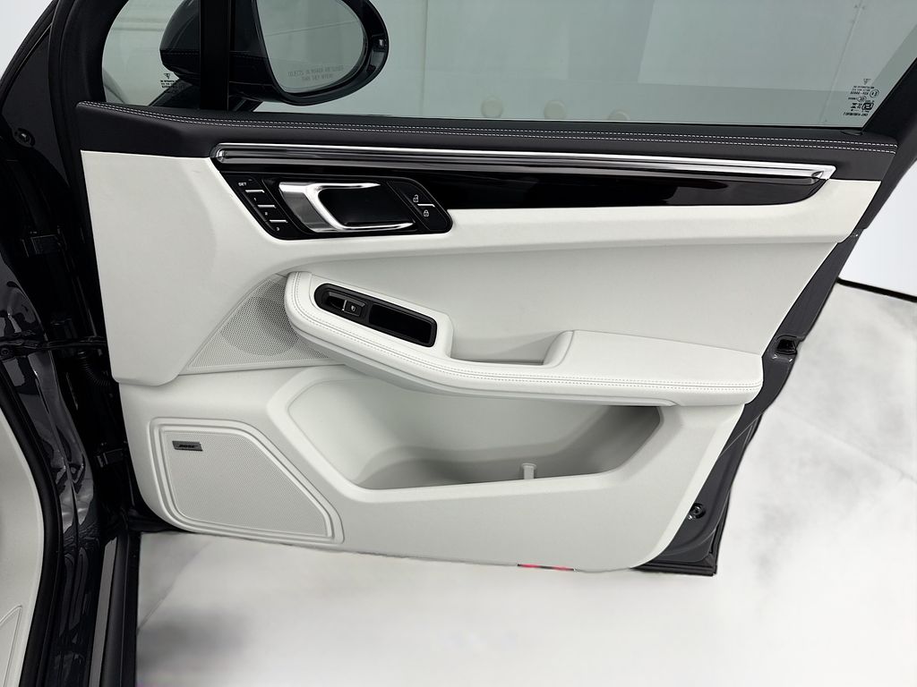 Thumbnail: 2026 Porsche Macan - 25