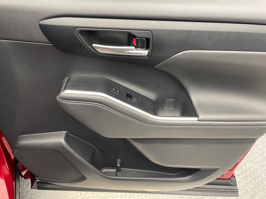 Thumbnail: 2023 Toyota Highlander - 14